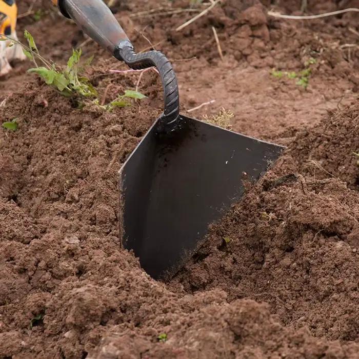 Houe de labour triangulaire pour la retournement du sol agricole
