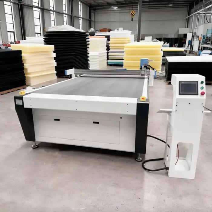 Système de découpe à couteau oscillant CNC avancé pour formes et motifs complexes en mousse