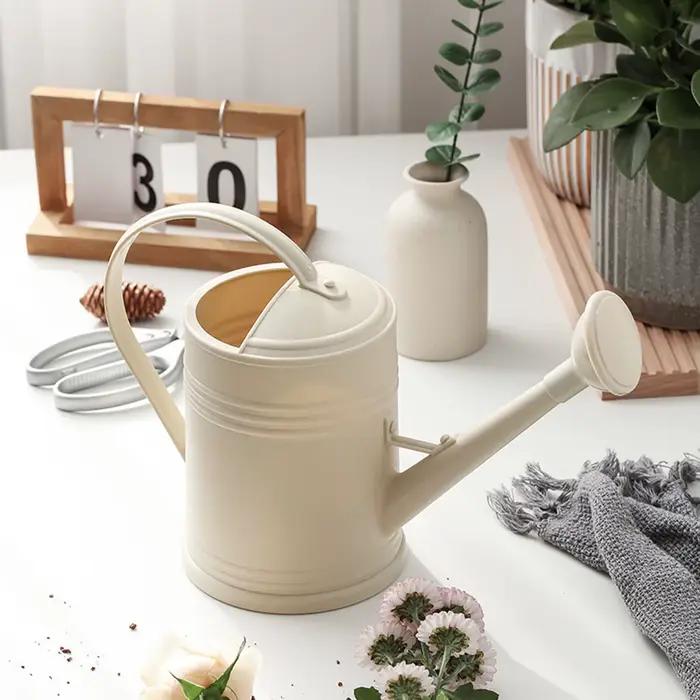 Arrosoir en PP blanc multifonctionnel pour plantes d'intérieur et balcon élégant à offrir pour occasions spéciales