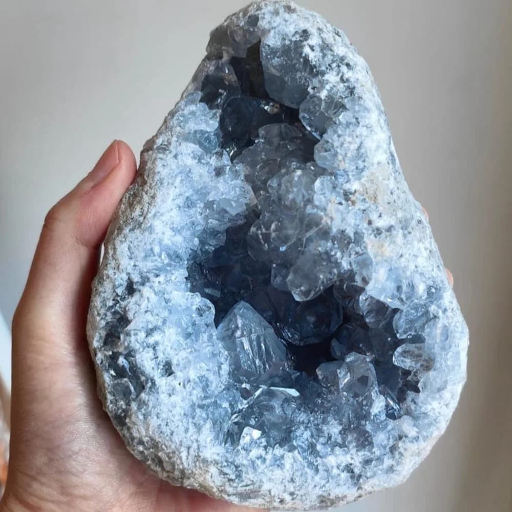 Grande géode de cristal naturel bleu ciel, célestite brute, cluster de drusy, cristal minéral pour l