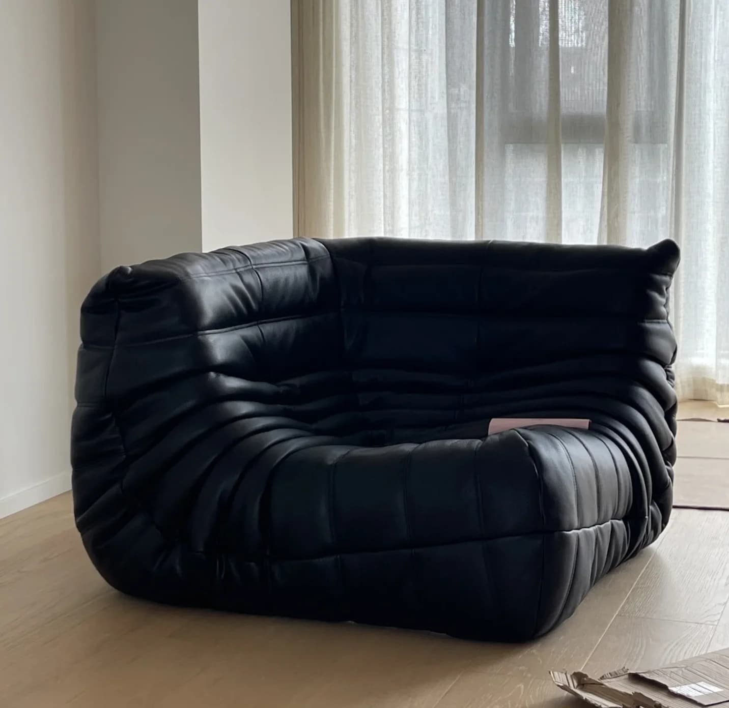 Canapé Caterpillar, simple mais pratique, aimé par les hommes et les femmes. Il est très confortable