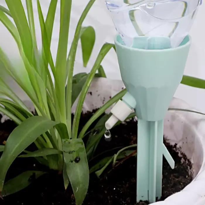 Dispositif d'arrosage automatique de fleurs pour plantes en pot à la maison