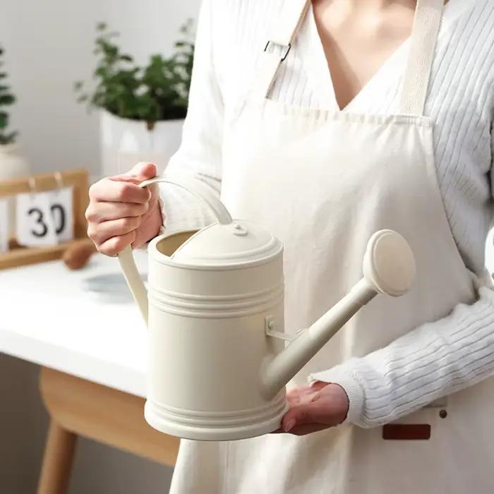 Arrosoir de jardin 2L à long bec pour plantes et fleurs modernes en plastique avec poignée ergonomique pour arrosage facile et sans éclaboussures pour jardiniers amateurs et professionnels occasions spéciales